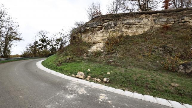Les pierres tombées ont été déplacées sur le bord de la route, mais les traces de leur chute sont encore visibles.