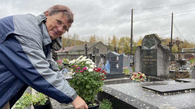 Bernadette et les salariés de l’association Leda ont fleuri les tombes abandonnées ou non fleuries des cimetières de Vireux-Molhain et Hierges.