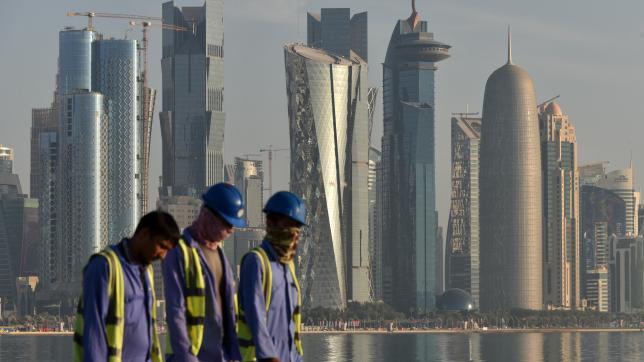 Sévèrement critiqué pour les décès, les accidents et les salaires non versés à ces travailleurs étrangers, le Qatar a adopté des réformes majeures pour améliorer la sécurité des travailleurs et punir les employeurs récalcitrants.