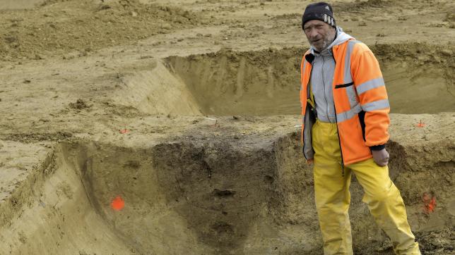 Sébastien Chauvin, responsable scientifique de la fouille, devant une fosse mésolithique à droite (- 12 000 à - 6 000), réutilisée en fosse de stockage (à gauche).