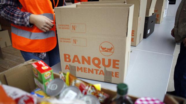 Tandis que les queues s’allongent devant les associations d’aide alimentaire, Proxinvest a révélé cette semaine que les plus grands patron français gagnaient en moyenne 100 fois plus que leurs salariés.