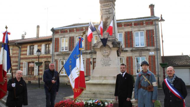 Le monument aux morts est installé à La Neuville-aux-Ponts depuis 100 ans.