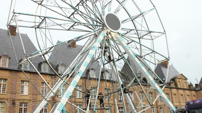 La grande roue, en cours d’installation, devrait offrir aux visiteurs une vue imprenable sur les toits de la Place Ducale.