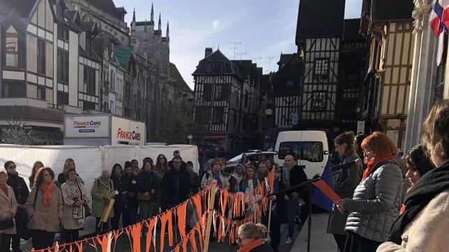 Une manifestation s’est tenue sur la place de la mairie de Troyes pour la journée internatnale de lutte contre les violences faites au femmes.