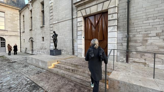 Une nouvelle sculpture de Gimond, ami du couple Lévy qui par la suite réalisera un buste de Pierre Lévy, accueille les visiteurs dans la cour du MAM.