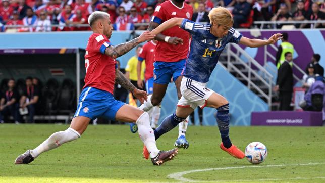 Junya Ito a subi une faute de Calvo alors qu’il filait vers le but du Costa Rica.