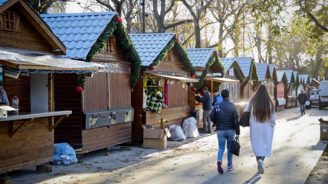 L’heure est aux derniers préparatifs sur les Hautes promenades à Reims. Le marché de Noël ouvrira ses portes ce jeudi 1er décembre.