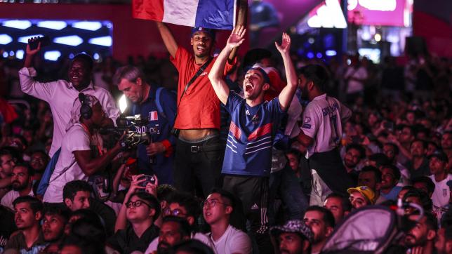 Les supporters français enthousiastes après la qualification des Bleus pour les huitièmes de finale.