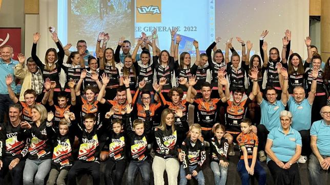 Photo de famille à l’UVCA Troyes avec les dirigeants, l’équipe féminine, la nouvelle équipe juniors et quelques coureurs du BMX.