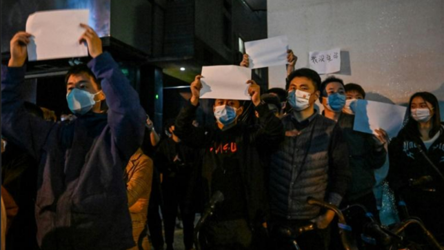 Des manifestants, opposes a la politique zero Covid du gouvernement chinois, tiennent des feuilles blanches symbolisant la censure, le 27 novembre 2022 a Shanghai.