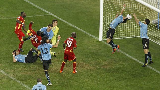 Le 2 juillet 2010 à Johannesburg, Luis Suarez sort les bras pour repousser la frappe d’Adiyiah sur la ligne et prive le Ghana d’une demi-finale de Coupe du monde.