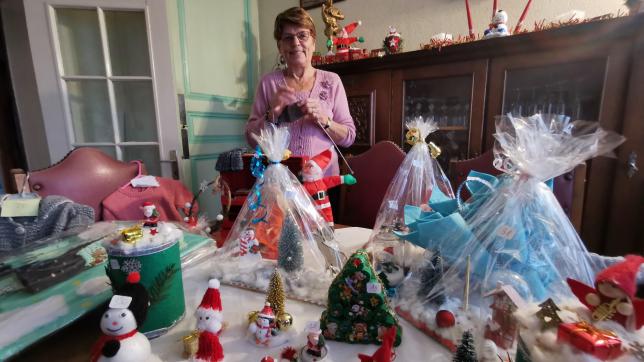 Depuis fin septembre, Joëlle s’affaire à la fabrication des décorations de Noël et tricots qu’elle vend au profit du Téléthon.