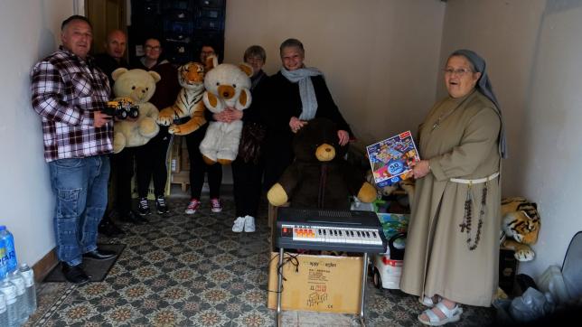 Lors de la remise des jouets, entre les membres de l’association et la communauté des sœurs franciscaines.