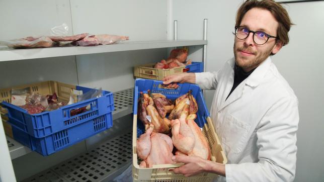 Thomas Vecten, éleveur de volailles dans l’Aisne, l’assure : «Il faut s’attendre à une hausse de 10% du prix. Cela est dû à la grippe mais aussi à l’augmentation de toutes nos charges. C’est toujours un peu difficile de faire comprendre au consommateur que s’il veut une viande de qualité, il faut mettre le prix.»