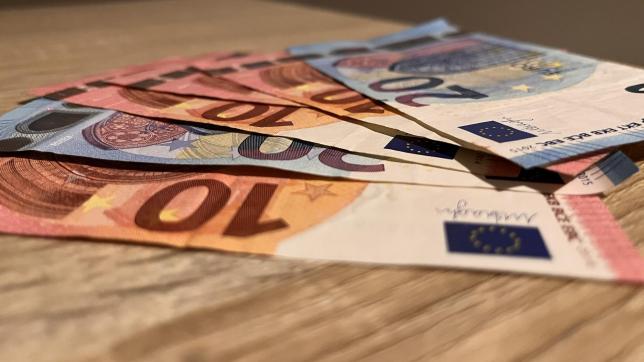 Des billets de 10 et 20 euros ont été retrouvés sur les prévenus lors de leur interpellation.