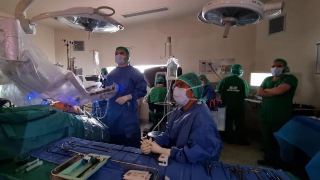 Le pôle chirurgie du CHT, qui compte neuf services et du matériel robotique de pointe comme le robot Da Vinci X, veut développer ses activités, notamment en universitarisant l’hôpital.