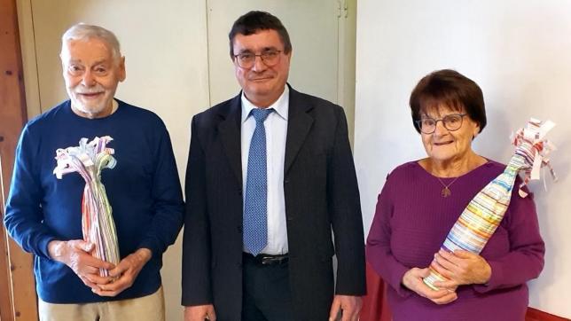 Carmen Roussel (90 ans) et Gaëtan Derangeon (94 ans) aux côtés du maire de la commune Daniel Chauchefoin.