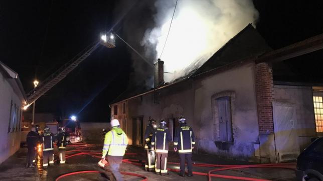Le feu a détruit un pavillon de 70 m 2 . Les occupants, sains et saufs, ont été relogés dans leur famille.
