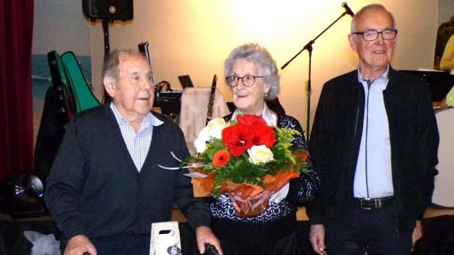 Les doyens, Roger Noël et Christiane Restout ont reçu des présents par le maire Gérard Picod.