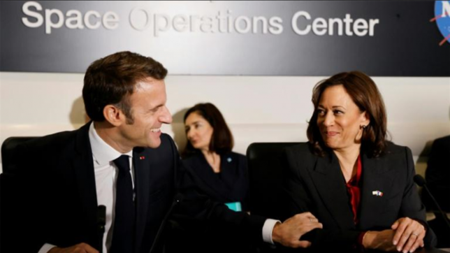 Le president francais Emmanuel Macron et la vice-presidente americaine Kamala Harris au siege de la Nasa a Washington.