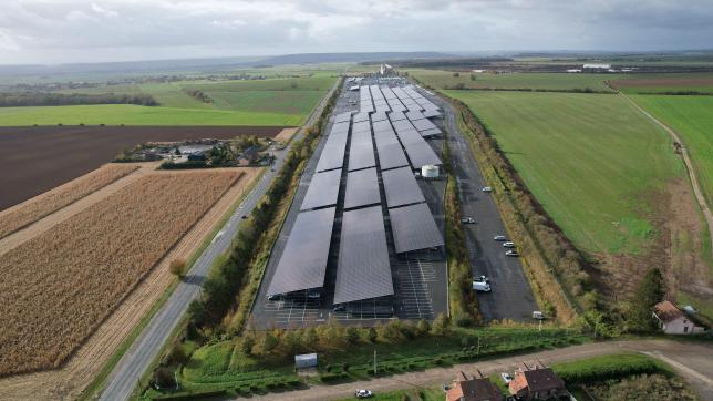 C’est l’une des plus importantes centrales du genre de France. À Avrigny, les panneaux photovoltaïques sont installés au-dessus des voitures en stationnement. (Photo d’archives)