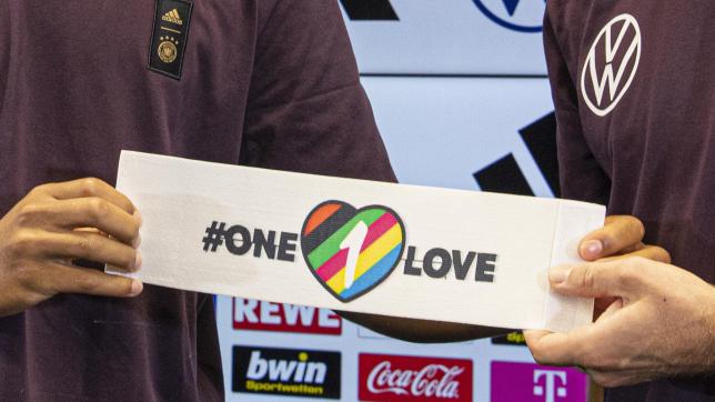 Plusieurs équipes européennes ont voulu porter le brassard «One Love» aux couleurs arc-en-ciel, symbole des communautés LGBT+, pendant la Coupe du monde de football au Qatar.