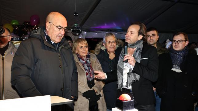 Alain Crémont et Philippe Candeloro lors du discours d’inauguration du marché de Noel.