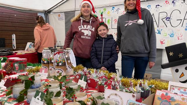 Les enseignants et parents de l’école Camille-Margaine sont sur le marché de Noël et récoltent des fonds pour financer un voyage scolaire.