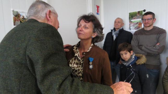 Sandrine Simonot reçoit des mains de Michel Cartelet la médaille de chevalier dans l’Ordre national du mérite.