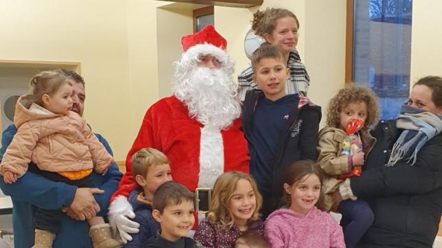 Les enfants ont entouré leur Père Noël à son arrivée.