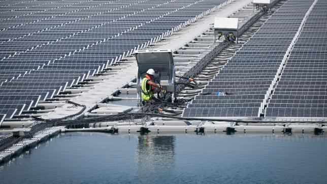 Le projet de parc solaire flottante porté par la municipalité et la société Unite pourrait ressembler à la centrale de Piolenc, dans l’Aveyron, d’une envergure moindre d’autant plus si l’installation s’arrête aux parcelles communales.  AFP