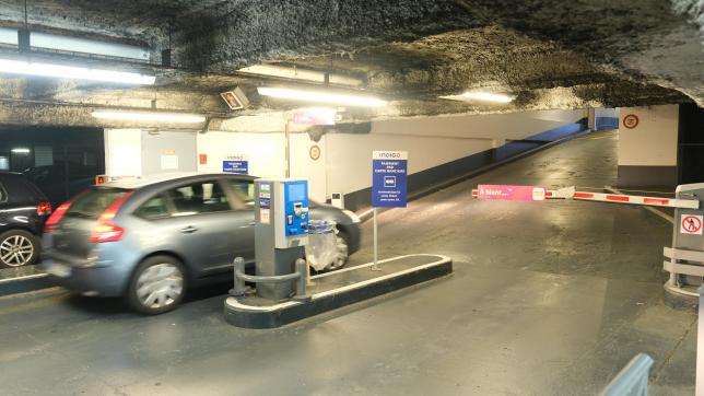 Les parkings souterrains de l’Hôtel de Ville et des Halles (notre photo) quittent Indigo pour Eiffia au 1er janvier 2023. Eiffia gère déjà les autres sites. La Ville souhaite dynamiser l’utilisation de ces ouvrages sous-exploités.