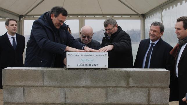 La première pierre a été posée sur la zone industrielle de Chaumesnil, entre autres, par Frédéric Flip, président de CertiMétha, Dany Cordier, maire, et Philippe Dallemagne président de l’intercommunalité.