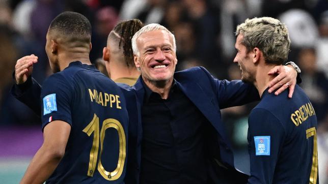 Didier Deschamps félicite Kylian Mbappé et Antoine Griezmann à la fin du match.