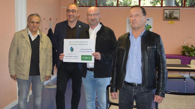 Philippe Ravidat, Mathieu Sonnet et Dominique Hamaide ont entouré l’un des bénéficiaires, le boulanger Jean-François Porcelli.
