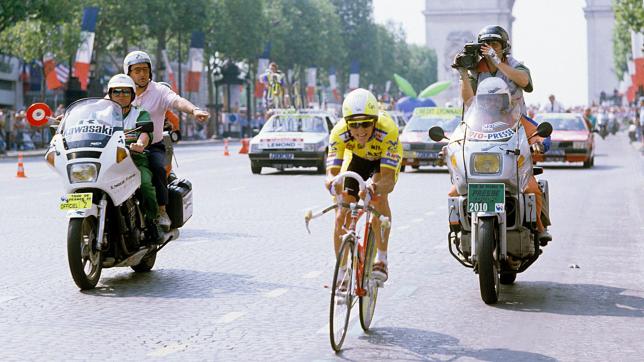 Le dimanche 23 juillet 1989, l’Américain Greg LeMond remporte la dernière étape du Tour, un contre-la-montre de 24,5 km entre Versailles et Paris, s’offrant ainsi la Grande Boucle pour 8 secondes aux dépens de Laurent Fignon.