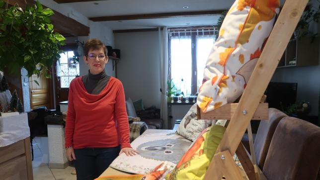 Audrey Christophe est couturière et dessinatrice. Elle conçoit du linge de bébé à son domicile à Carignan.