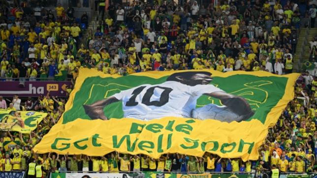 Des supporters brésiliens déploient une banderole géante à l