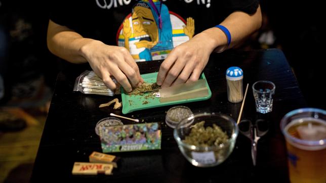 Les fumeurs se sont retrouvés pour tenter de remporter un des trois prix du premier championnat de cannabis: le joint le plus rapide, le joint le plus créatif et la meilleure variété de cannabis thaïlandais.