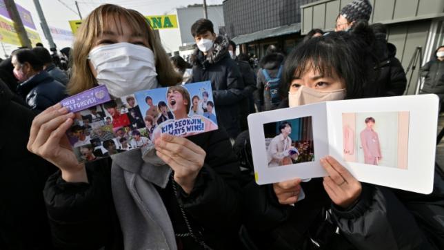 Des fans de BTS devant la base militaire de Yeoncheon, au nord de Séoul