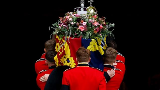 Le cercueil de la reine Elizabeth II est porté dans la chapelle Saint-George du château de Windsor, le 19 septembre 2022