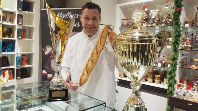 Patrick Baillet avec ses coupes pour la meilleure baguette tradition et la meilleure galette des rois de la Marne.