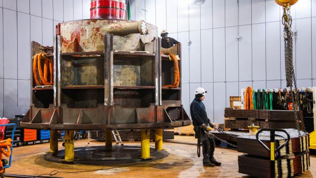 Au fond de la pièce des machines, le rotor du 4e groupe de production, qui pèse environ 300 tonnes, fait l’objet de toutes les attentions.