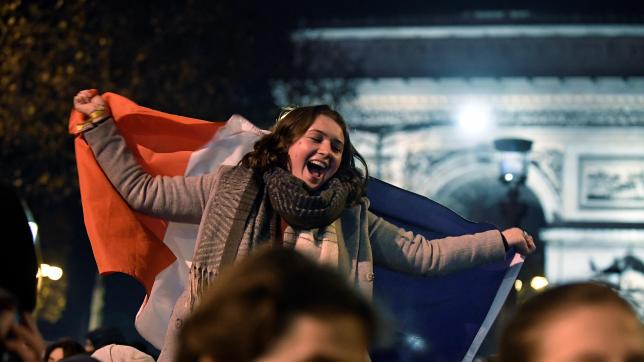 De nombreux supporters se sont retrouvés dès la fin du match sur les Champs-Elysées pour célébrer la victoire des Bleus.