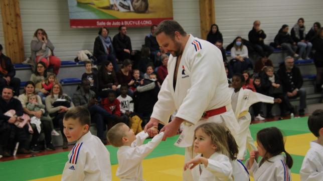 Matthieu Bataille, champion du monde par équipe en 2011, triple médaillé de bronze mondial et deux fois sélectionné pour les Jeux olympiques a animé un entraînement auprès des jeunes du Judo avenir 02, mercredi, à Bucy-le-Long.