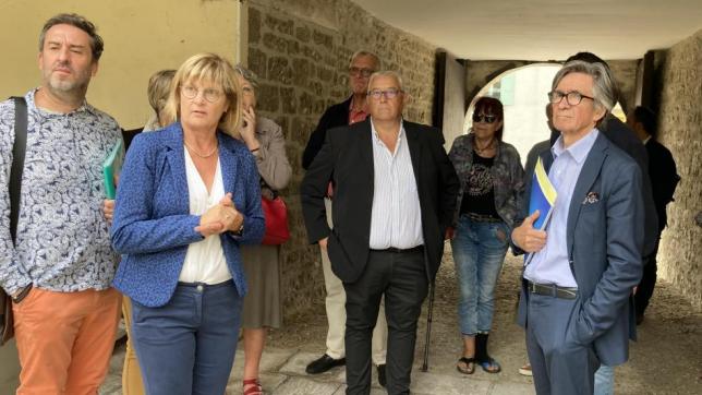 Lors de la visite du 12 septembre, Patricia Fauconnet et Dominique Baroni présentent le patrimoine de la commune à la commision présidée par Roger Bataille.