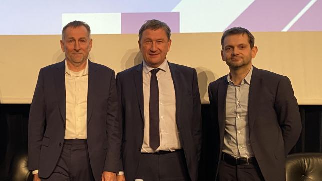 Philippe Coudrot (à gauche) et Aymeric Magne (à droite), séparés par le président du conseil départemental et ex-président de l’association Estac, Philippe Pichery.