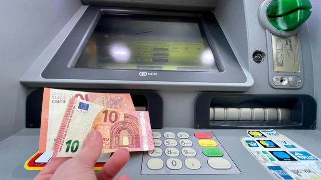 Le retrait d’argent dans un distributeur d’une banque concurrente est payant à partir du quatrième retrait.