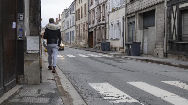La rue Prieur-de-la-Marne est problématique quand on circule à pied: on est quasiment obligé de descendre dans la rue.