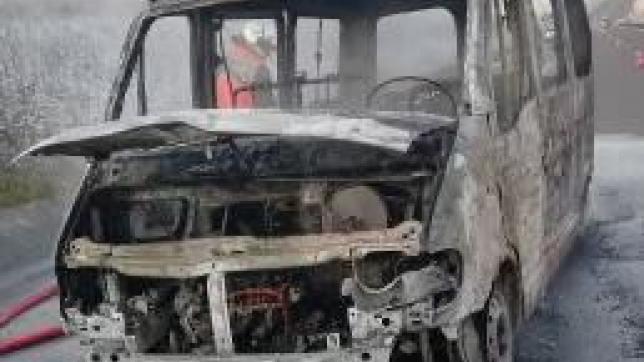Le véhicule, qui transportait des judokas, a entièrement brûlé.
